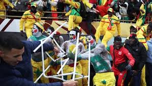 كاف يفتح تحقيقًا ويهدد بعقوبات بعد فوضى نهائي المغرب والسنغال