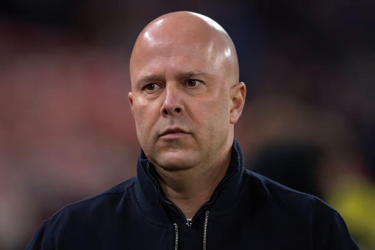 وارنوك: سلوت ليس كلوب وعلاقته بجمهور ليفربول تحتاج حذرًا أكبر