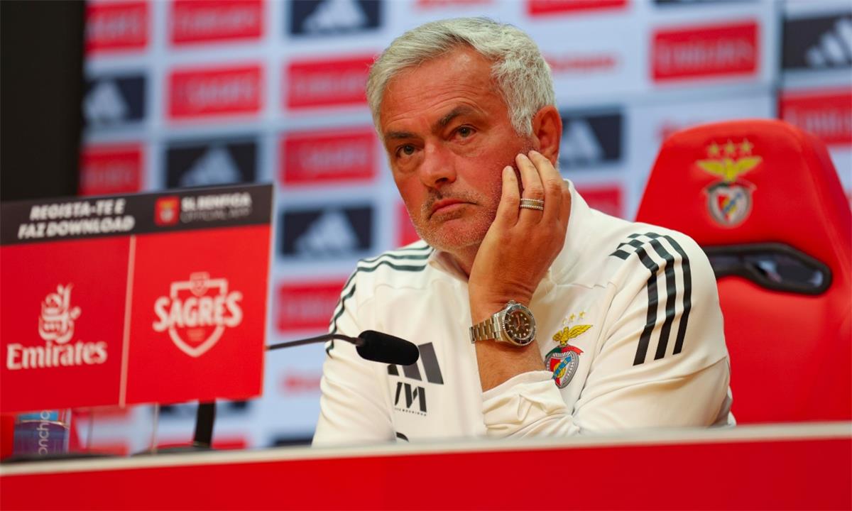 مورينيو يسخر من شائعات رحيله عن بنفيكا وسط ارتباطه بريال مدريد