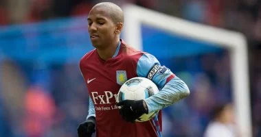 أشلي يونج يعلن اعتزاله كرة القدم بنهاية الموسم