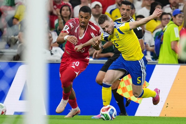 السويد تضرب تونس بخماسية وتتصدر مجموعتها في كأس العالم
