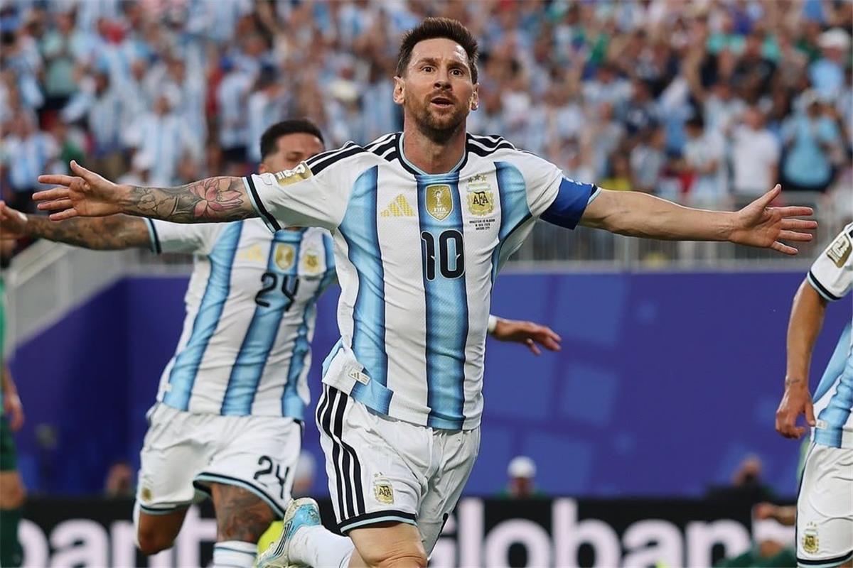 ميسي يصبح الأكبر سنًا بهاتريك المونديال أمام الجزائر