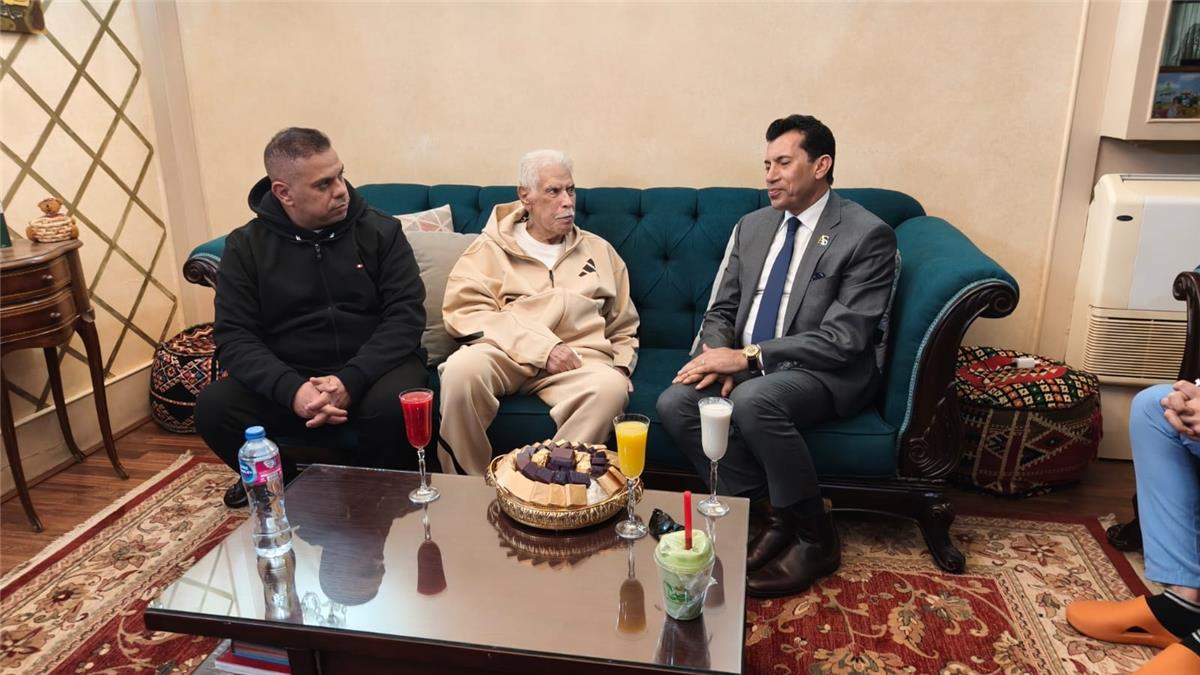 وزير الشباب والرياضة يزور حسن شحاتة بمنزله للاطمئنان على حالته