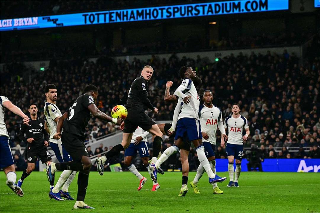 غضب جماهيري من هالاند بعد تعادل توتنهام.. ومرموش يدخل دائرة الجدل