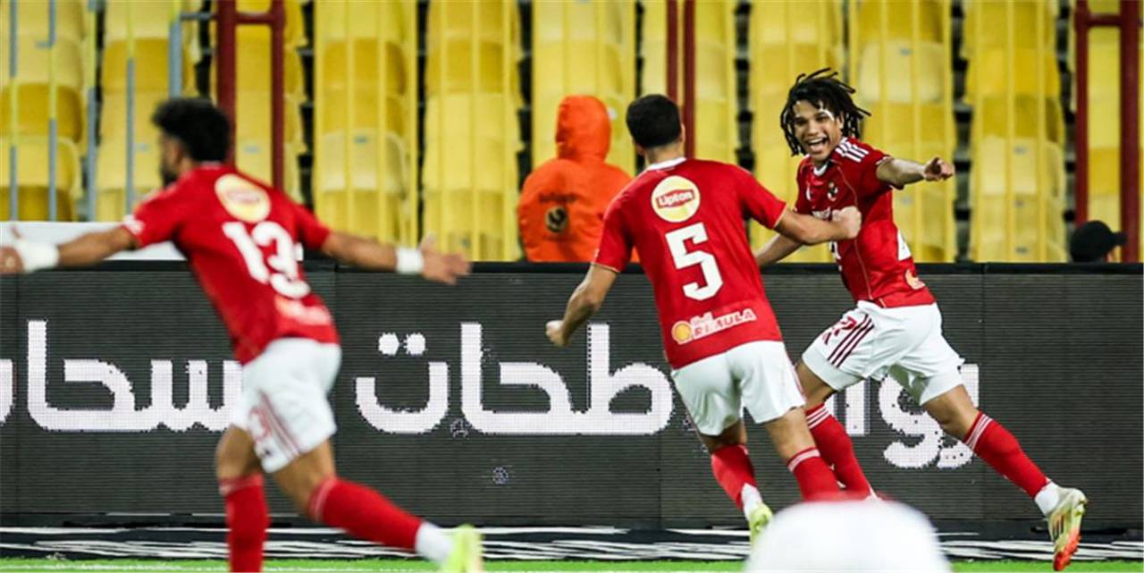 مروان عثمان يفتتح التسجيل للأهلي أمام سموحة بهدف متابعة في برج العرب