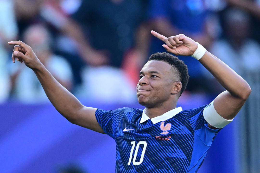 فرنسا تعبر باراغواي وتنتظر المغرب في ربع النهائي