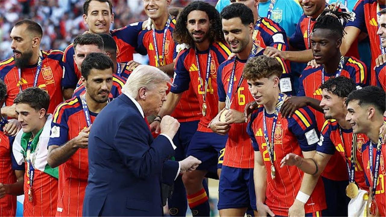 بورخا إيجليسياس يثير الجدل خلال مصافحة ترامب