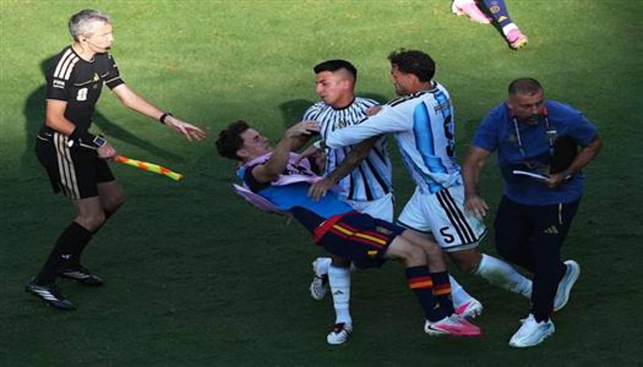 فيفا يوقف باريديس 10 مباريات ويعاقب الاتحاد الأرجنتيني