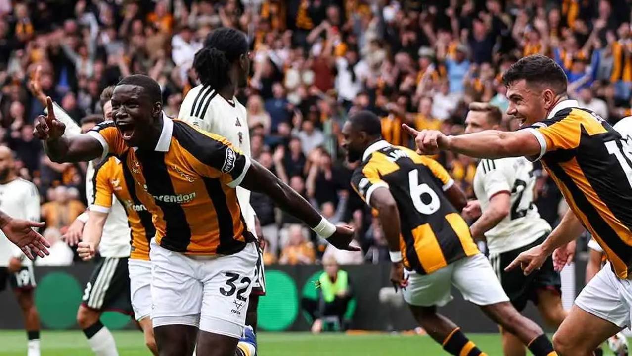 هال سيتي يصدم مانشستر يونايتد بثنائية في العودة للبريميرليج